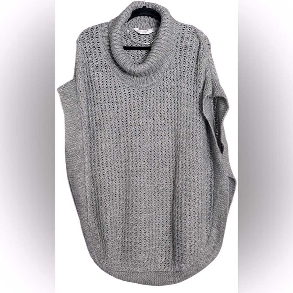 LC LAUREN CONRAD Soft Ash Gray Cowl Neck Pullover
Sweater Cape, One Size, GUC.
